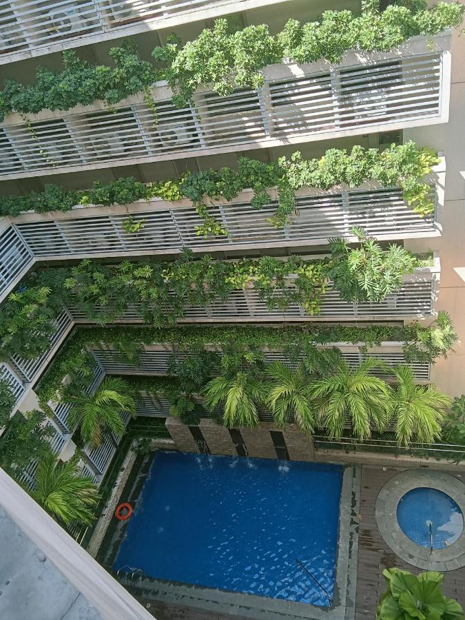 Henry'S Newport Condotel Pasay Exterior photo