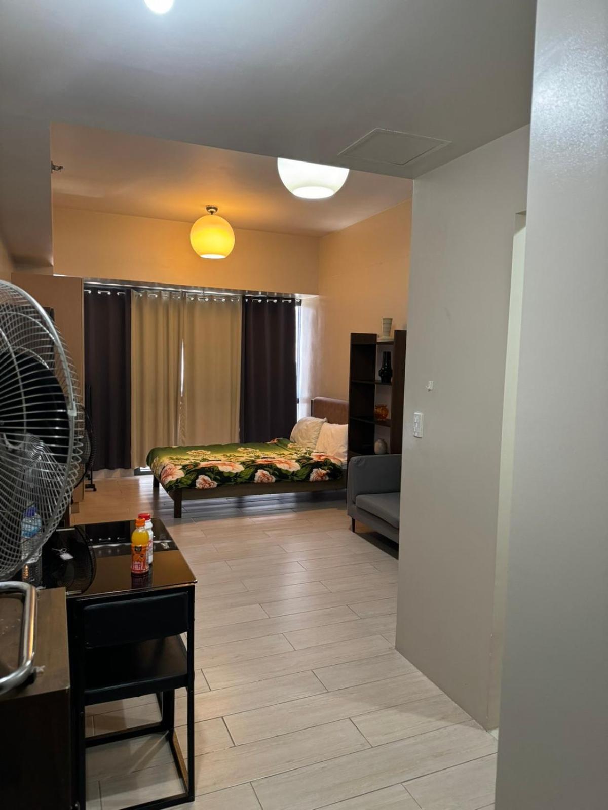 Henry'S Newport Condotel Pasay Exterior photo