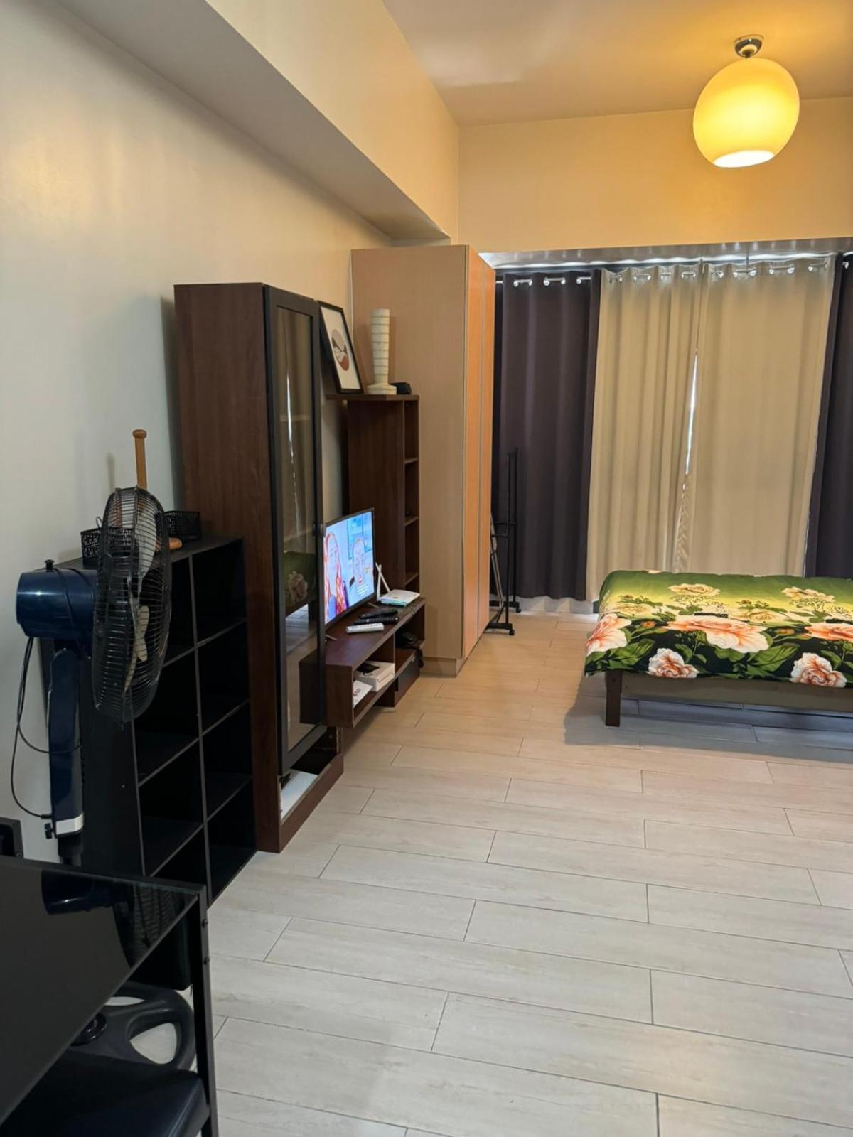 Henry'S Newport Condotel Pasay Exterior photo