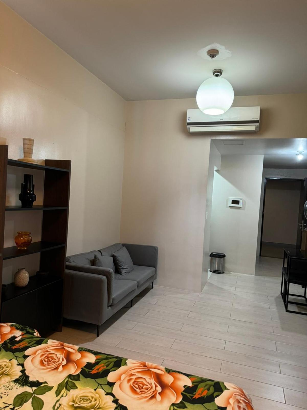 Henry'S Newport Condotel Pasay Exterior photo