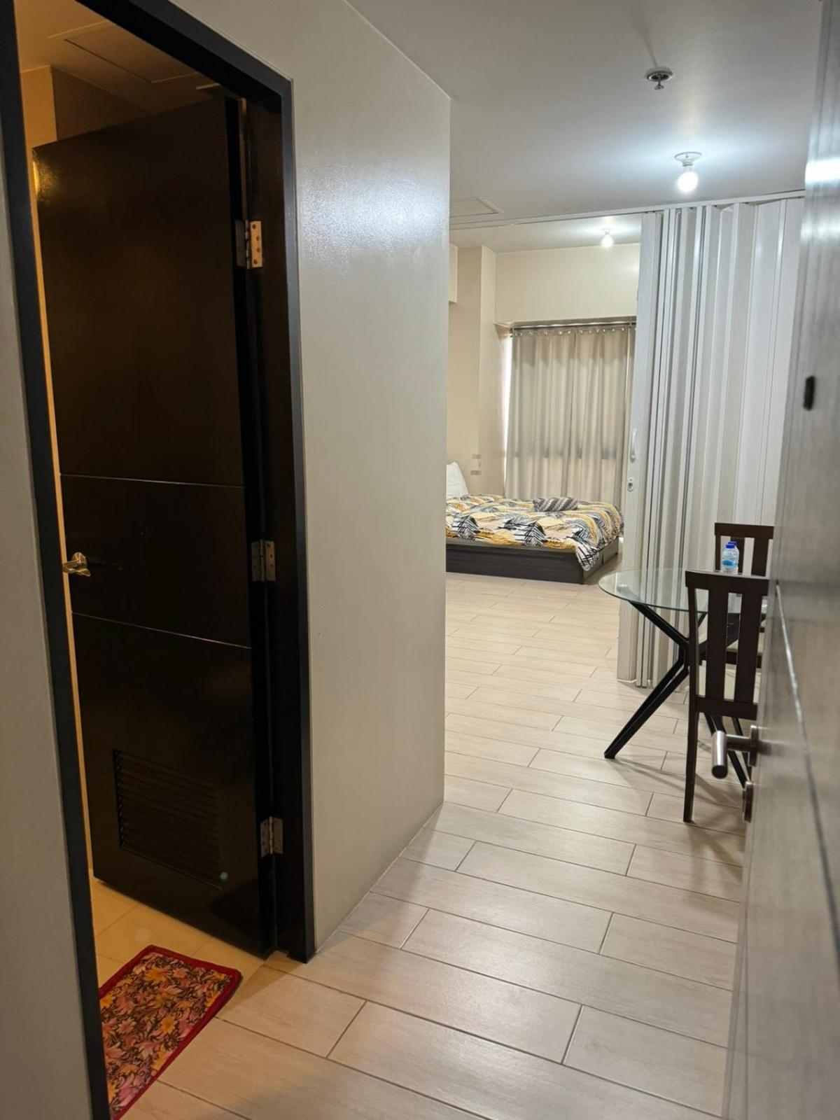 Henry'S Newport Condotel Pasay Exterior photo