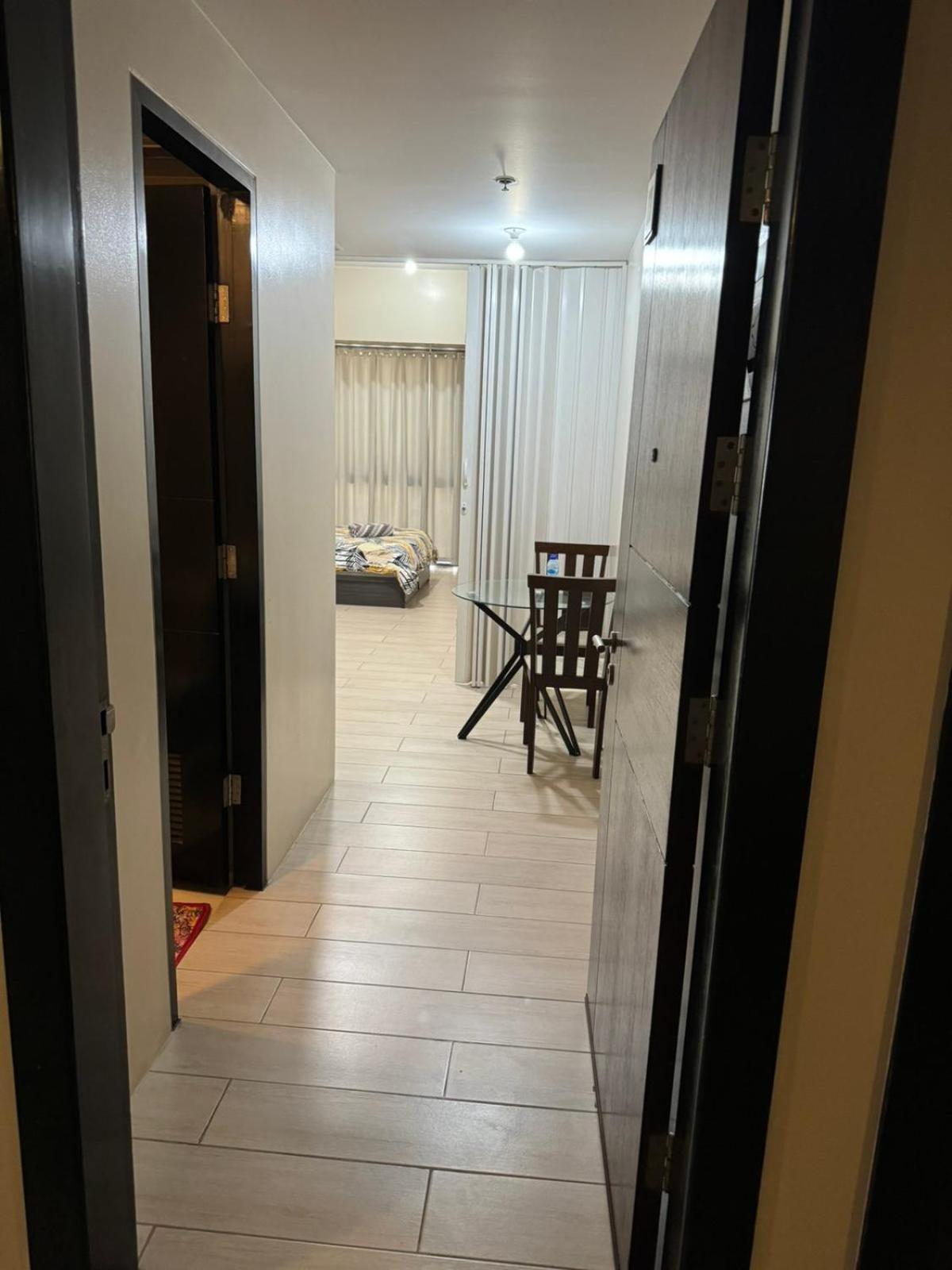 Henry'S Newport Condotel Pasay Exterior photo