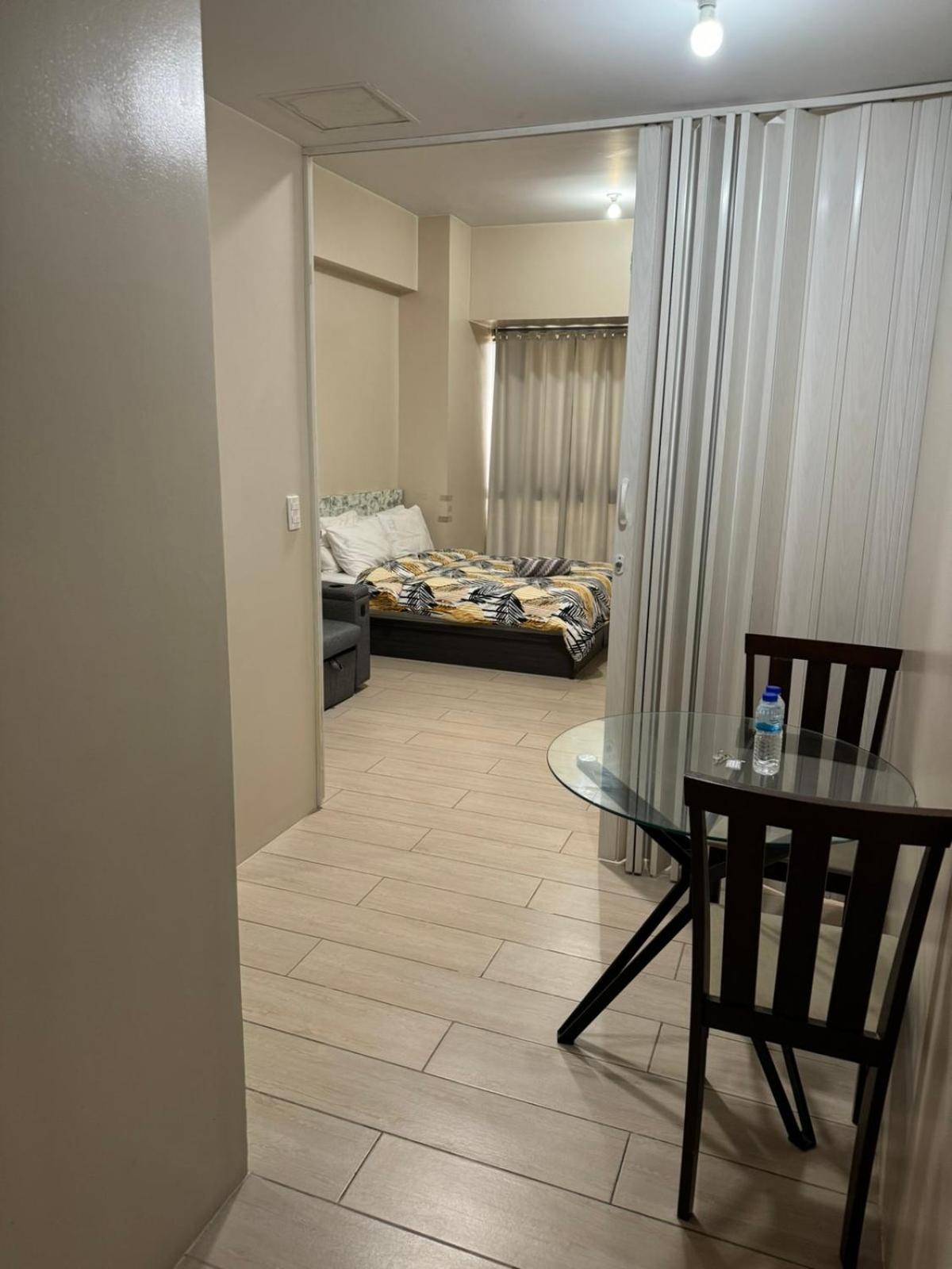 Henry'S Newport Condotel Pasay Exterior photo