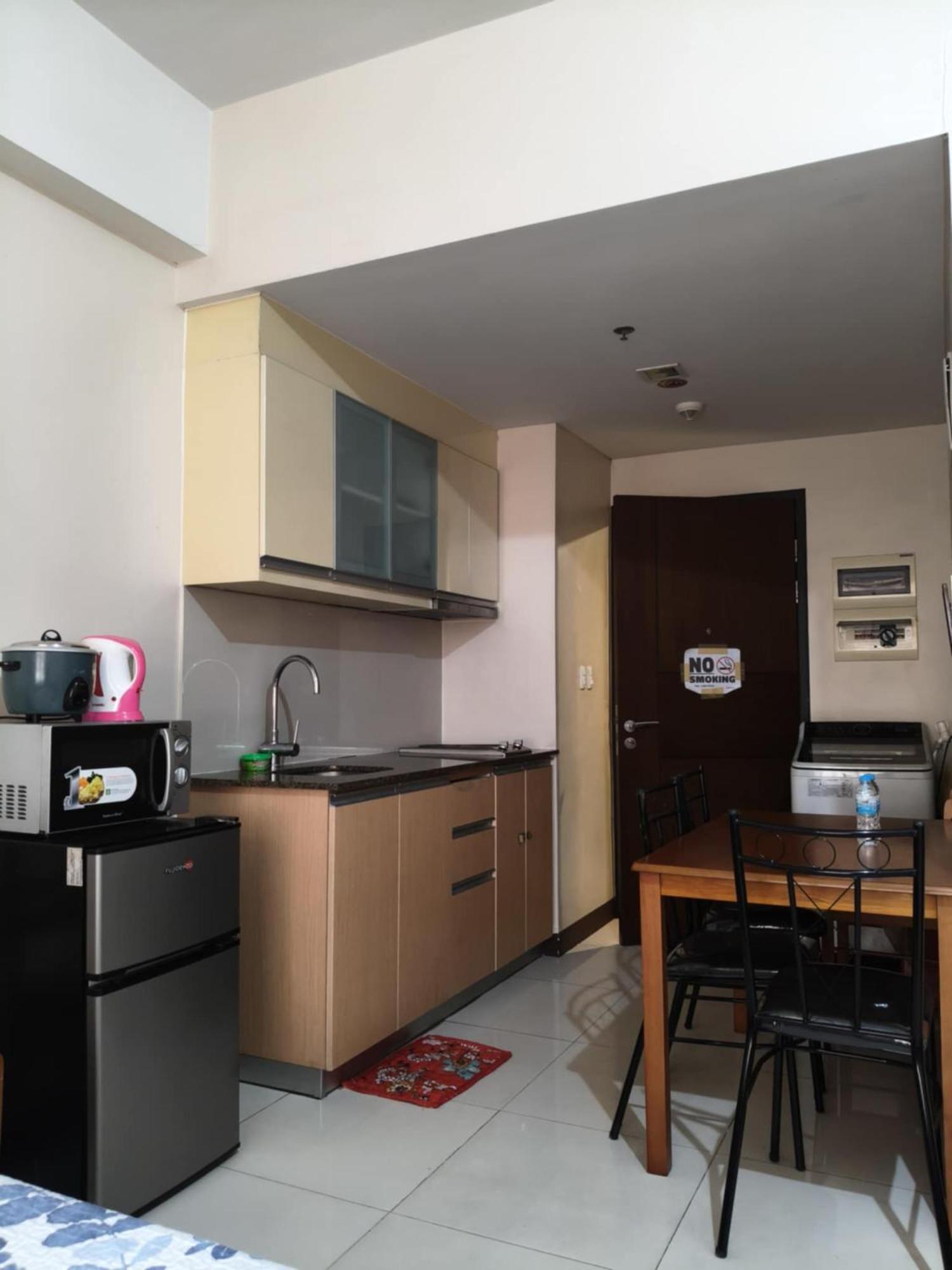 Henry'S Newport Condotel Pasay Exterior photo