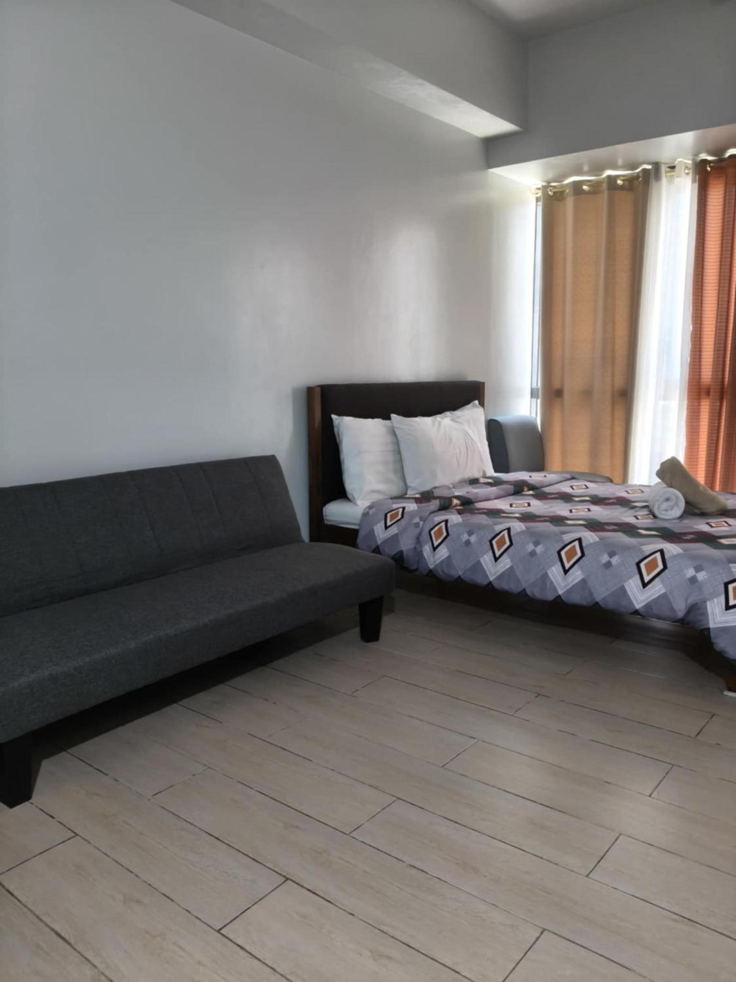 Henry'S Newport Condotel Pasay Exterior photo