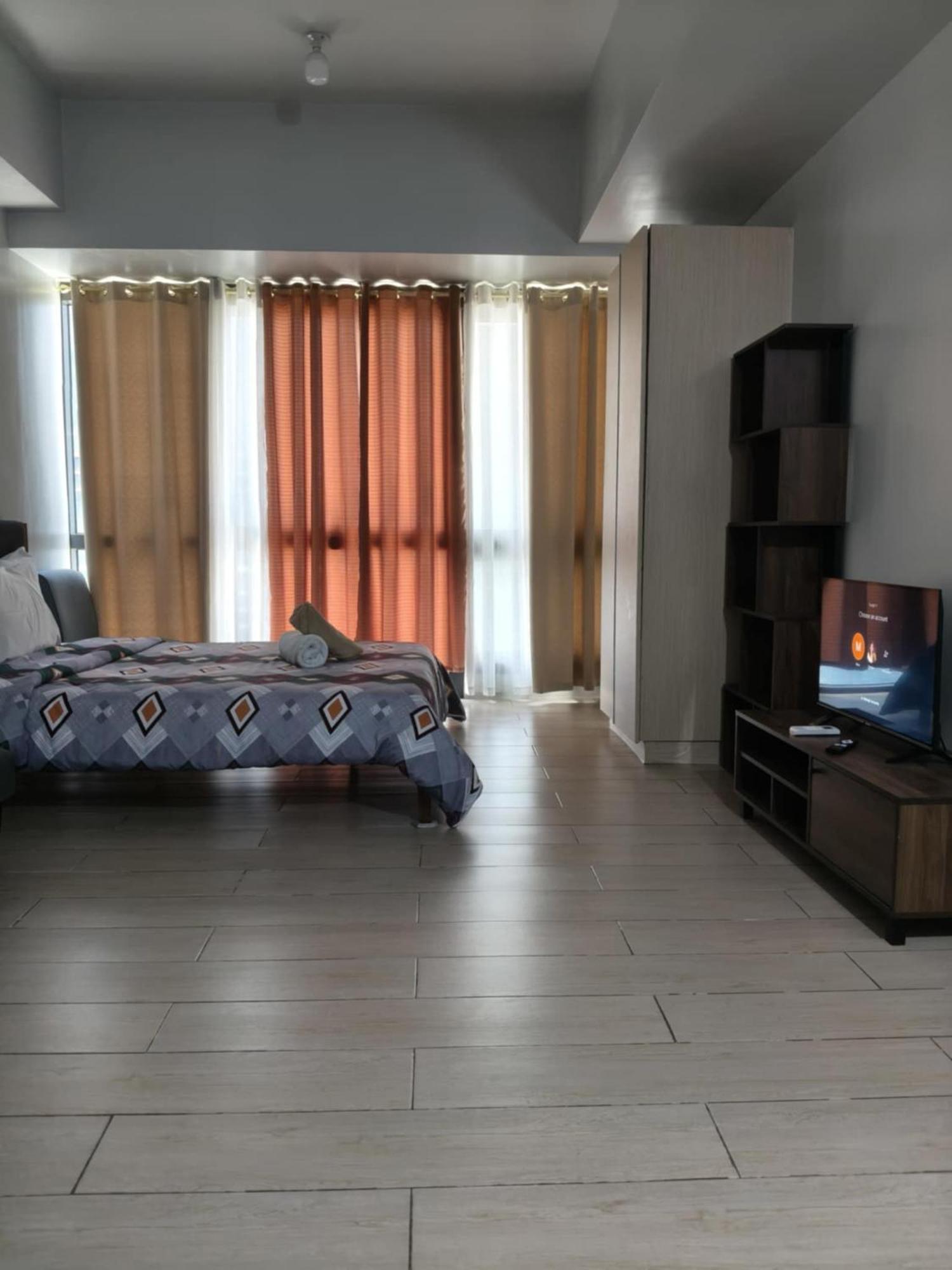 Henry'S Newport Condotel Pasay Exterior photo